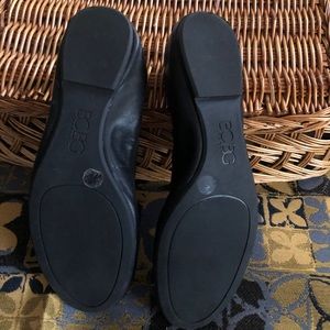 BCBG black leather ballet flats w/elastic.